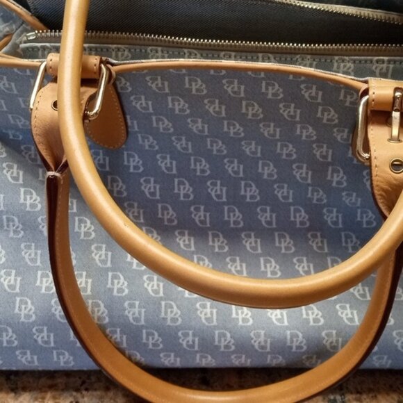 Dooney & Bourke Signature Buckle Satchel Tote w/wristlet. - Picture 6 of 16